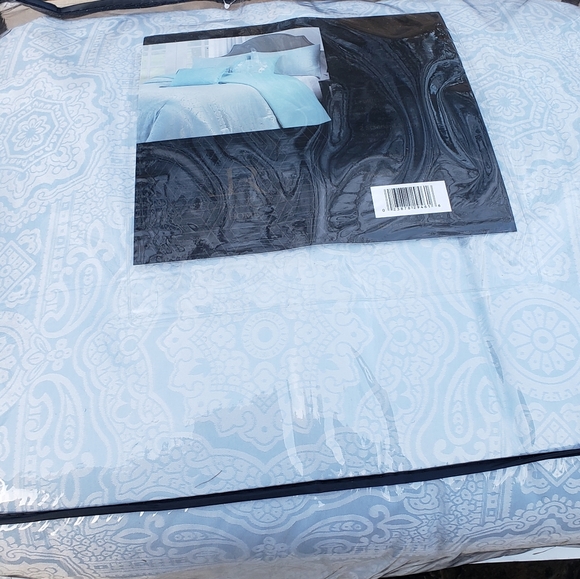 Luxury comforter bed set - Picture 2 of 2